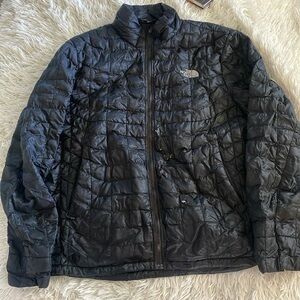 The north face thermoball black jacket deffect in front m